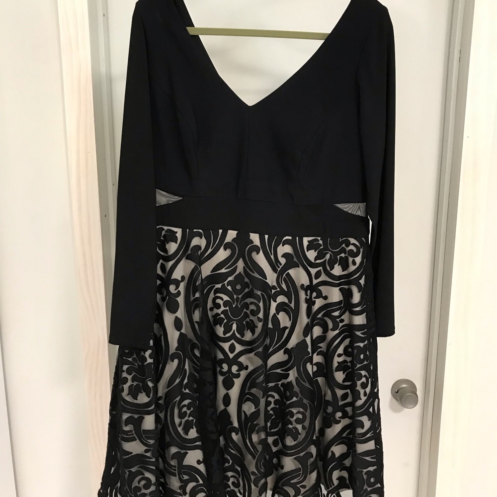 Xscape size 14 w dress hits right above the knee side cut outs with black mesh